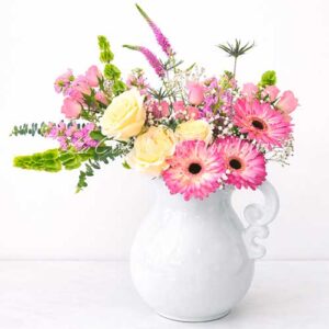 Jarra floral con gerberas y rosas