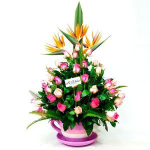 Arreglo Floral Con Rosas y Aves del Paraíso