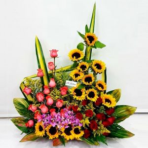 Arreglo floral con rosas y girasoles Marsella