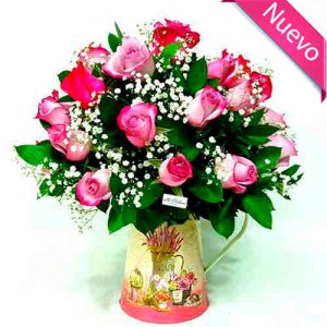 Arreglo floral en rosas y base decorativa en Bogota