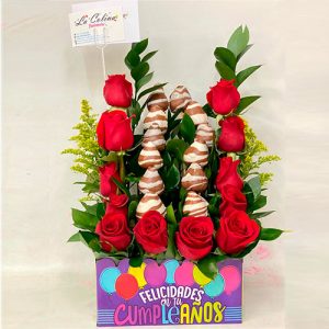arreglo floral con rosas y fresas bogota