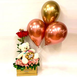 Arreglo floral con rosas y mini rosas