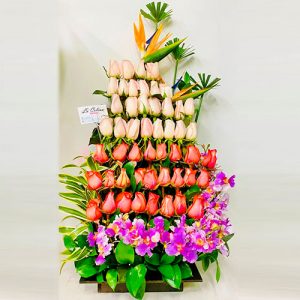Arreglo floral Escalonado con rosas y orquídeas
