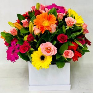 Arreglo floral redondo con Lirios y Gerberas