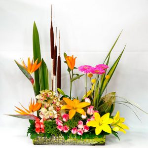 Arreglo floral exótico con rosas y lirios brasil