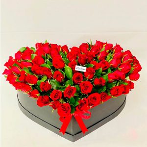 Caja en forma de corazón con 100 rosas