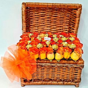 Cofre de rosas con chocolates ferreros