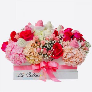 Arreglo floral con Hortensias y fresas en caja Chia