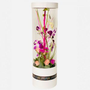 Arreglo floral con orquídea y crisálida