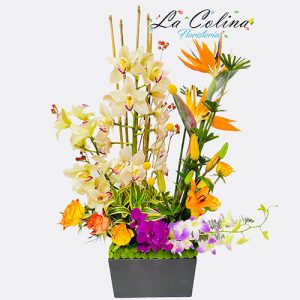 Arreglo Floral con orquideas y lirios base de madera