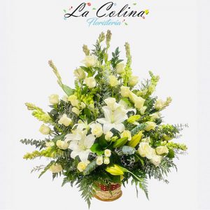Arreglo floral con rosas y nardos