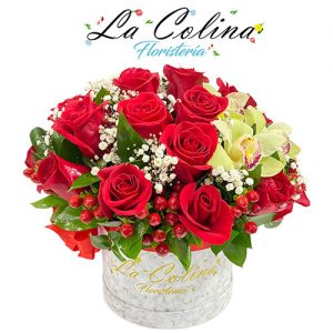 Cilindro de rosas y orquídeas