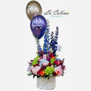 Arreglo floral exótico con rosas y hortensias