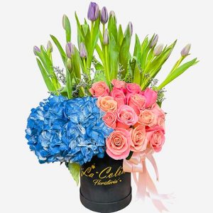 Arreglo floral rosas y tulipanes