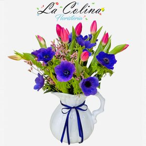 Arreglo floral de tulipanes y anémonas