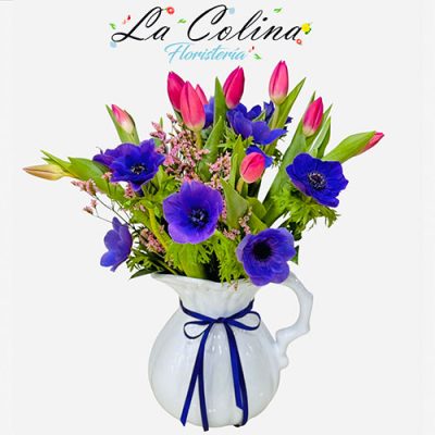 Arreglo floral de tulipanes y anémonas