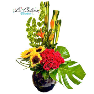 arreglo floral con rosas y girasoles prado veraniego