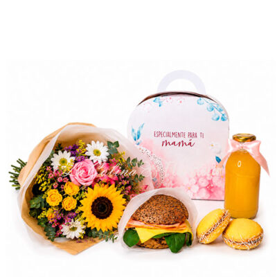 Desayunos especiales para mamá con ramo de flores surtidas